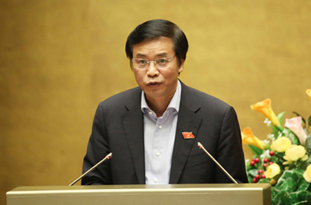 Tổng thư ký Quốc hội Nguyễn Hạnh Phúc trình bày Nghị quyết về phát triển kinh tế - xã hội 5 năm 2016-2020.